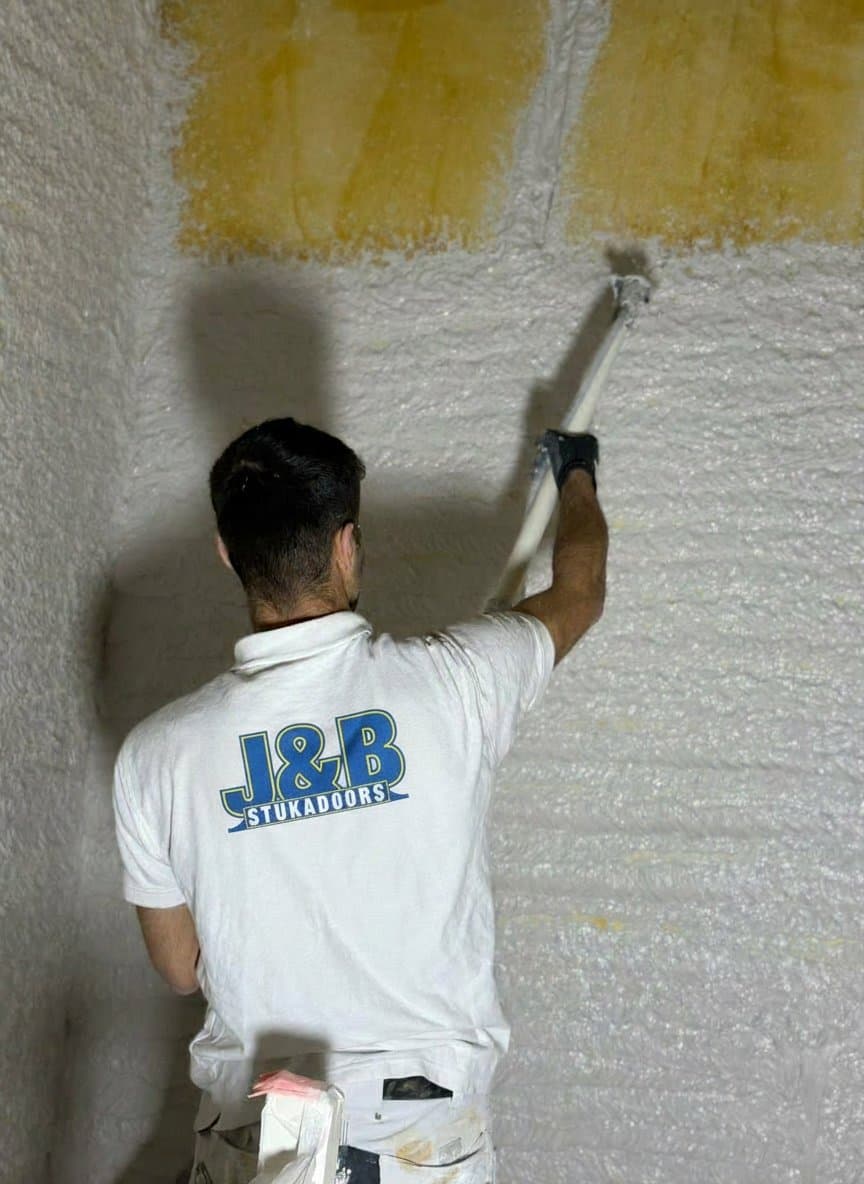 J & B Stukadoors B.V. vakmannen aan het werk